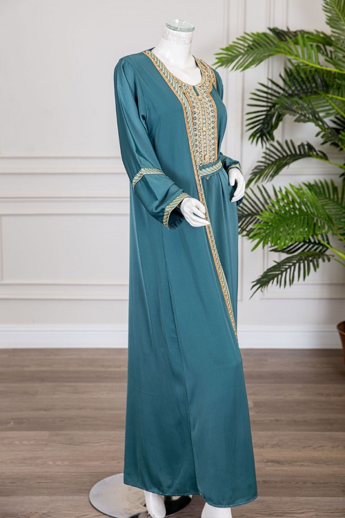 جلابية نسائية قطعتين لون تركواز ياقة دائرية مع حزام مزينة بتطريز من الأمام و الأكمام