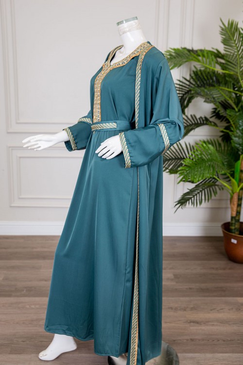 جلابية نسائية قطعتين لون تركواز ياقة دائرية مع حزام مزينة بتطريز من الأمام و الأكمام