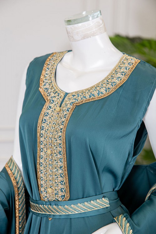 جلابية نسائية قطعتين لون تركواز ياقة دائرية مع حزام مزينة بتطريز من الأمام و الأكمام