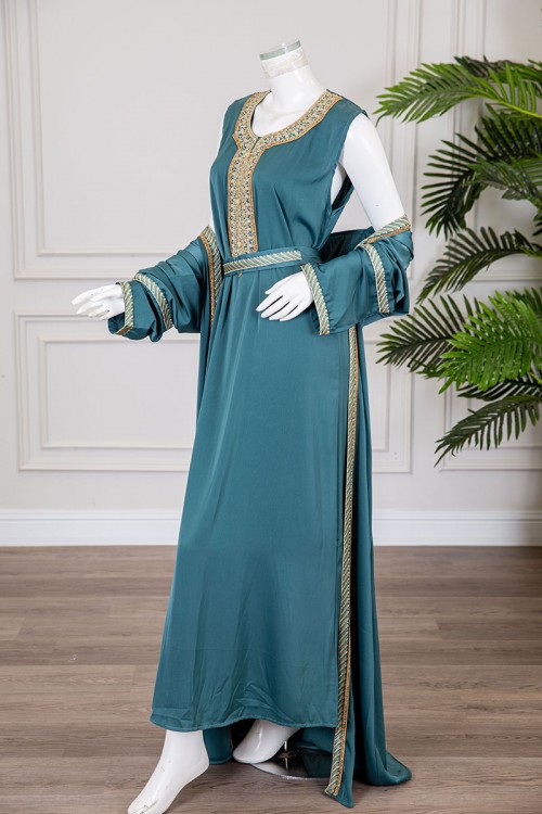 جلابية نسائية قطعتين لون تركواز ياقة دائرية مع حزام مزينة بتطريز من الأمام و الأكمام