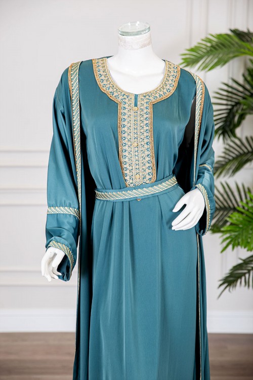 جلابية نسائية قطعتين لون تركواز ياقة دائرية مع حزام مزينة بتطريز من الأمام و الأكمام