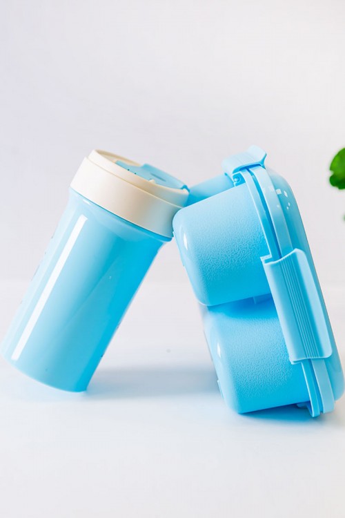 حافظة طعام مدرسية متعددة الألوان مقسمة مع ملعقة و مزينة برسومات كرتونية مع زمزمية مشروب بارد