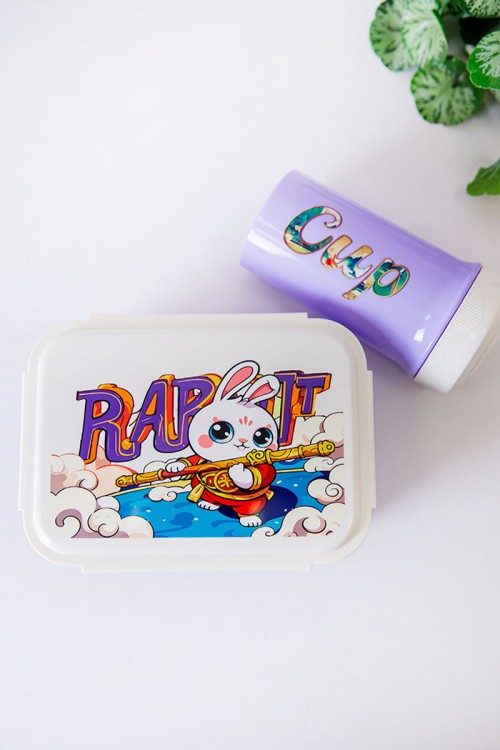 حافظة طعام مدرسية متعددة الألوان مقسمة مع ملعقة و مزينة برسومات كرتونية مع زمزمية مشروب بارد