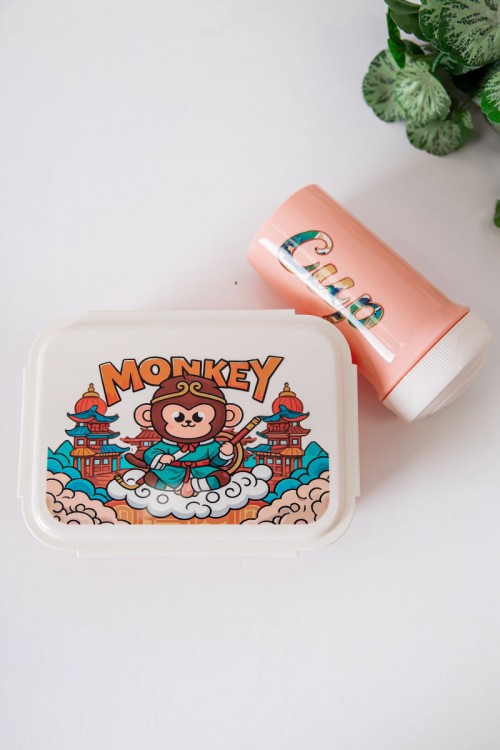 حافظة طعام مدرسية متعددة الألوان مقسمة مع ملعقة و مزينة برسومات كرتونية مع زمزمية مشروب بارد