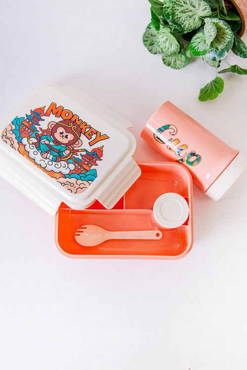 حافظة طعام مدرسية متعددة الألوان مقسمة مع ملعقة و مزينة برسومات كرتونية مع زمزمية مشروب بارد