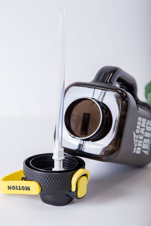 زمزمية مدرسية متعددة الألوان مزينة بكتابات من الأمام مشروب بارد بلاستيك شفاف