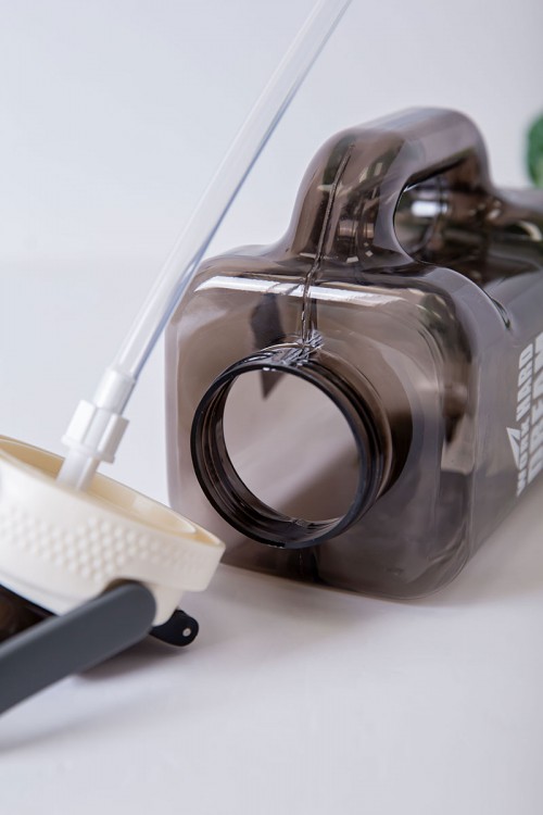 زمزمية مدرسية متعددة الألوان مزينة بكتابات من الأمام مشروب بارد بلاستيك شفاف