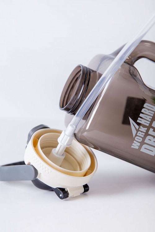 زمزمية مدرسية متعددة الألوان مزينة بكتابات من الأمام مشروب بارد بلاستيك شفاف