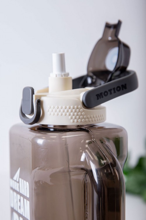 زمزمية مدرسية متعددة الألوان مزينة بكتابات من الأمام مشروب بارد بلاستيك شفاف