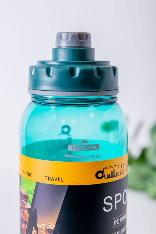 زمزمية مدرسية متعددة الألوان مزينة بكتابات من الأمام مشروب بارد بلاستيك شفاف