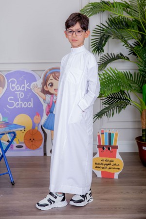 ثوب ولادي أبيض سادة ياقة دائرية بجيوب و أزرار من الأمام 