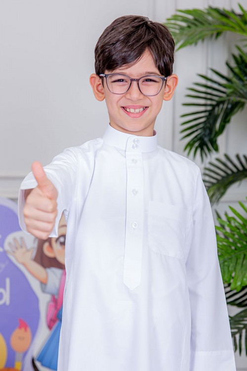 ثوب ولادي أبيض سادة ياقة دائرية بجيوب و أزرار من الأمام