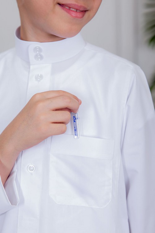 ثوب ولادي أبيض سادة ياقة دائرية بجيوب و أزرار من الأمام