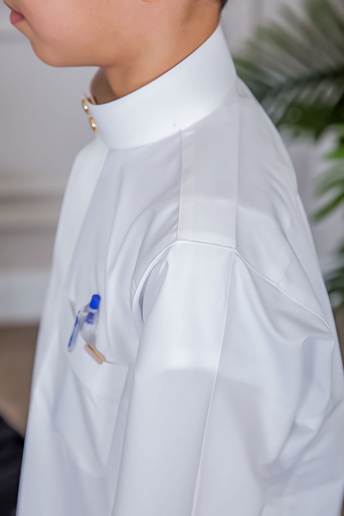 ثوب ولادي كريمي سادة ياقة دائرية بجيوب و أزرار ذهبي من الأمام