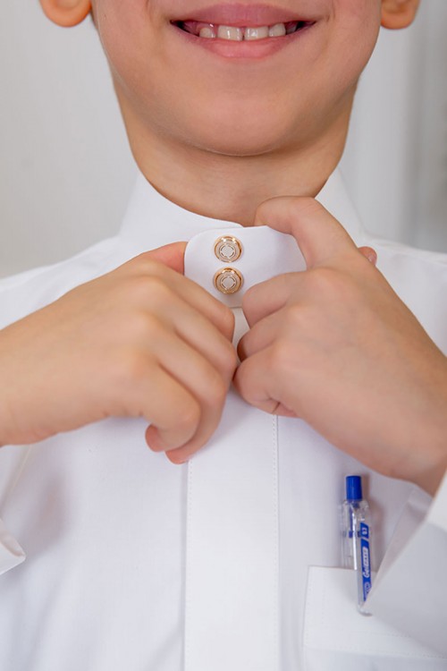 ثوب ولادي كريمي سادة ياقة دائرية بجيوب و أزرار ذهبي من الأمام