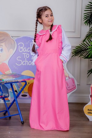 مريول بناتي مدرسي لون وردي مع قميص أبيض متصل و بأكتاف كرانيش و جيوب من الجانبين و رباط في الخصر 