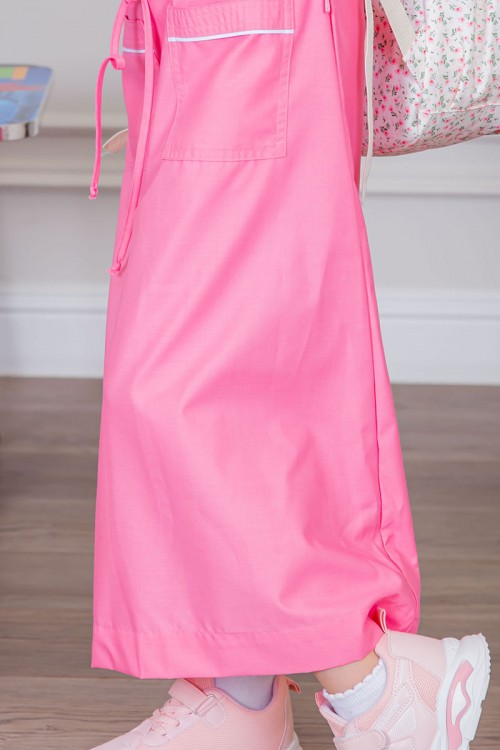 مريول بناتي مدرسي لون وردي مع قميص أبيض متصل بأزرار و جيوب من الأمام و رباط في الخصر