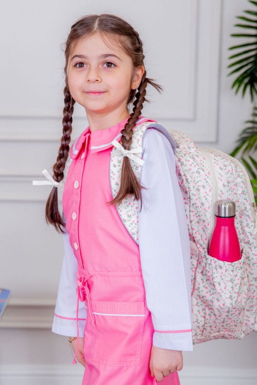 مريول بناتي مدرسي لون وردي مع قميص أبيض متصل بأزرار و جيوب من الأمام و رباط في الخصر