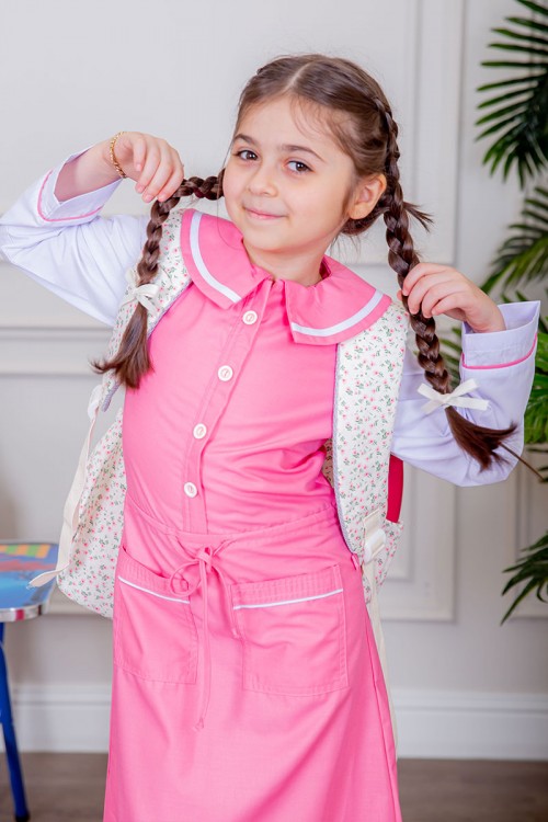 مريول بناتي مدرسي لون وردي مع قميص أبيض متصل بأزرار و جيوب من الأمام و رباط في الخصر