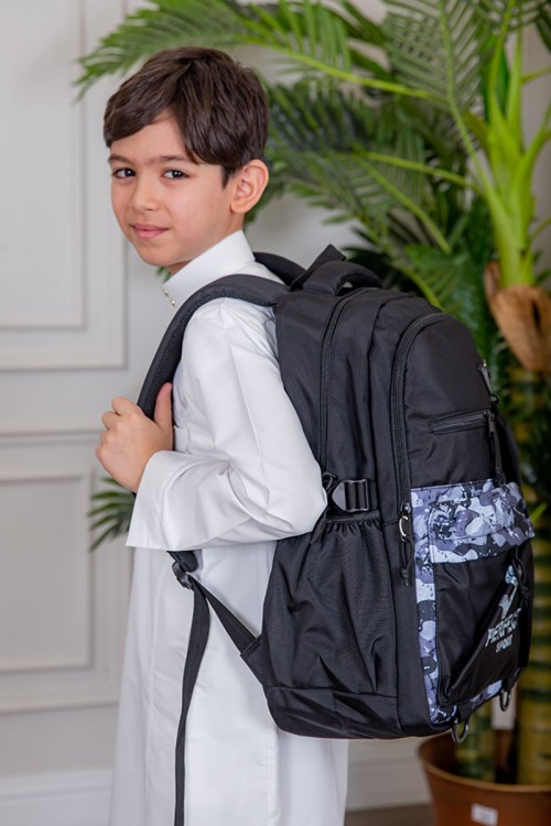 شنطة ظهر مدرسية متعدد الاوان مزينة بنقوش ملونة و بجيوب متعددة مع مقلمة