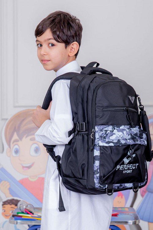 شنطة ظهر مدرسية متعدد الاوان مزينة بنقوش ملونة و بجيوب متعددة مع مقلمة