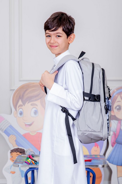 شنطة ظهر مدرسية متعدد الاوان مزينة بنقوش ملونة و بجيوب متعددة مع مقلمة