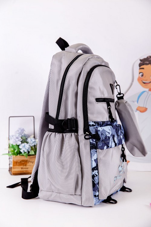 شنطة ظهر مدرسية متعدد الاوان مزينة بنقوش ملونة و بجيوب متعددة مع مقلمة