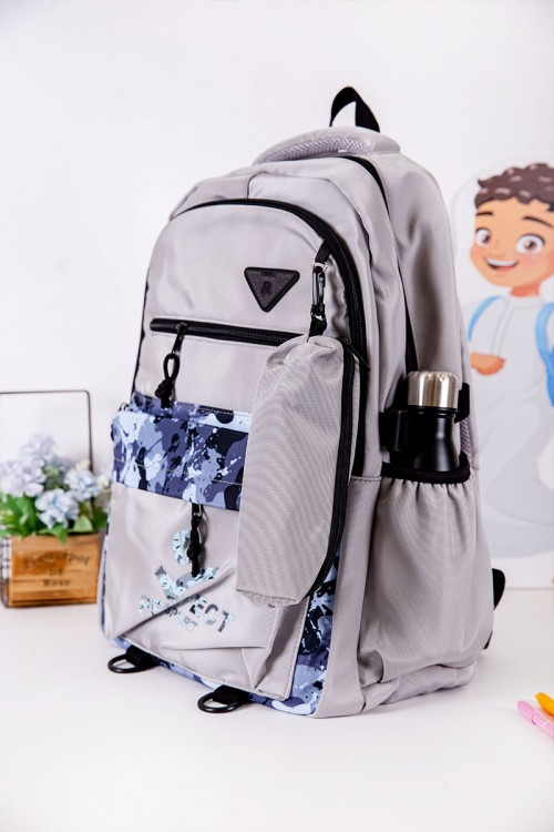 شنطة ظهر مدرسية متعدد الاوان مزينة بنقوش ملونة و بجيوب متعددة مع مقلمة