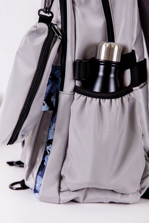 شنطة ظهر مدرسية متعدد الاوان مزينة بنقوش ملونة و بجيوب متعددة مع مقلمة