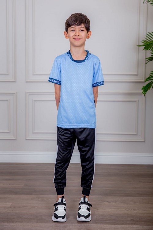 طقم ولادي رياضي قطعتين تيشيرت لون سماوي  مقلم باللون الذهبي و بنطلون طويل لون أسود مخطط باللون الأحمر من الجانبين و بزم من الأسفل