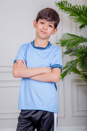 طقم ولادي رياضي قطعتين تيشيرت لون سماوي  مقلم باللون الذهبي و بنطلون طويل لون أسود مخطط باللون الأحمر من الجانبين و بزم من الأسفل