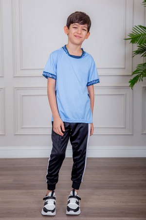 طقم ولادي رياضي قطعتين تيشيرت لون سماوي مقلم باللون الذهبي و بنطلون طويل لون أسود مخطط باللون الأحمر من الجانبين و بزم من الأسفل