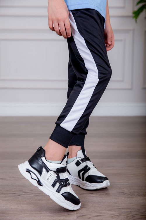 طقم ولادي رياضي قطعتين تيشيرت لون سماوي مقلم باللون الذهبي و بنطلون طويل لون أسود مخطط باللون الأحمر من الجانبين و بزم من الأسفل