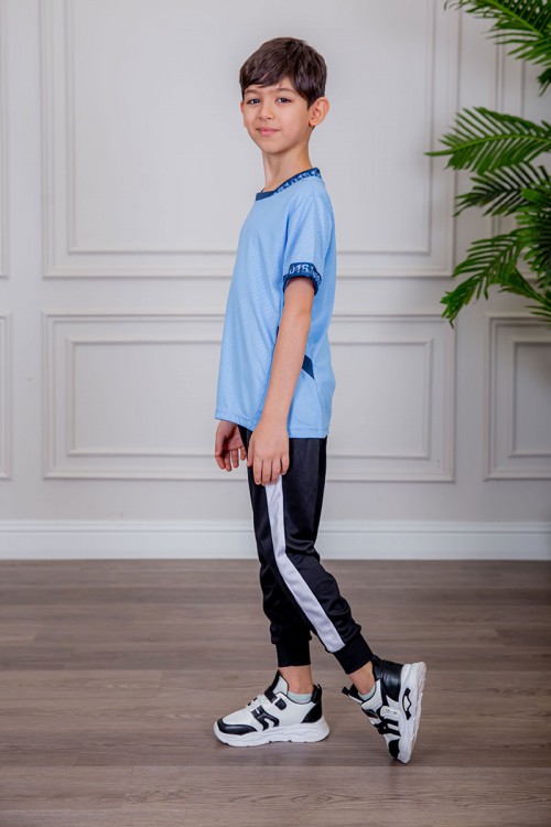 طقم ولادي رياضي قطعتين تيشيرت لون سماوي مقلم باللون الذهبي و بنطلون طويل لون أسود مخطط باللون الأحمر من الجانبين و بزم من الأسفل