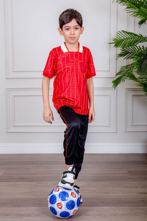 طقم ولادي رياضي قطعتين تيشيرت لون أحمر مقلم باللون الذهبي و بنطلون طويل لون أسود مخطط باللون الأحمر من الجانبين و بزم من الأسفل