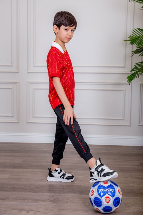 طقم ولادي رياضي قطعتين تيشيرت لون أحمر مقلم باللون الذهبي و بنطلون طويل لون أسود مخطط باللون الأحمر من الجانبين و بزم من الأسفل