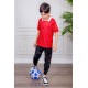 طقم ولادي رياضي قطعتين تيشيرت لون أحمر مقلم باللون الذهبي و بنطلون طويل لون أسود مخطط باللون الأحمر من الجانبين و بزم من الأسفل