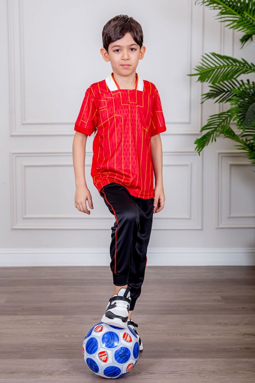 طقم ولادي رياضي قطعتين تيشيرت لون أحمر مقلم باللون الذهبي و بنطلون طويل لون أسود مخطط باللون الأحمر من الجانبين و بزم من الأسفل