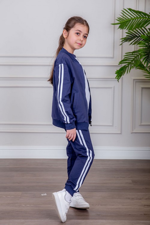 طقم رياضي بناتي مدارس 3 قطع لون كحلي تيشيرت أبيض داخلي و جاكيت ذو أكمام طويلة بسحاب و جيوب من الأمام و بنطلون برباط و زم من الأسفل