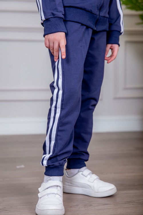 طقم رياضي بناتي مدارس 3 قطع لون كحلي تيشيرت أبيض داخلي و جاكيت ذو أكمام طويلة بسحاب و جيوب من الأمام و بنطلون برباط و زم من الأسفل