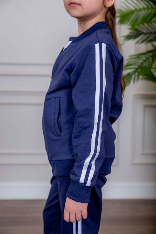 طقم رياضي بناتي مدارس 3 قطع لون كحلي تيشيرت أبيض داخلي و جاكيت ذو أكمام طويلة بسحاب و جيوب من الأمام و بنطلون برباط و زم من الأسفل