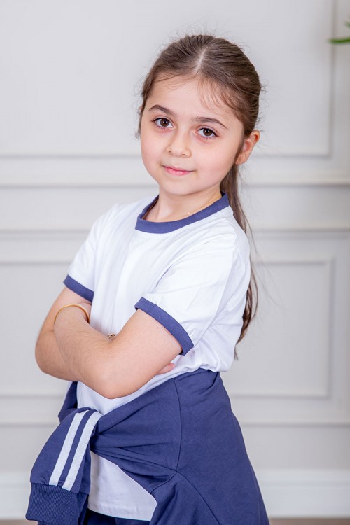 طقم رياضي بناتي مدارس 3 قطع لون كحلي تيشيرت أبيض داخلي و جاكيت ذو أكمام طويلة بسحاب و جيوب من الأمام و بنطلون برباط و زم من الأسفل