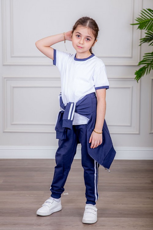 طقم رياضي بناتي مدارس 3 قطع لون كحلي تيشيرت أبيض داخلي و جاكيت ذو أكمام طويلة بسحاب و جيوب من الأمام و بنطلون برباط و زم من الأسفل