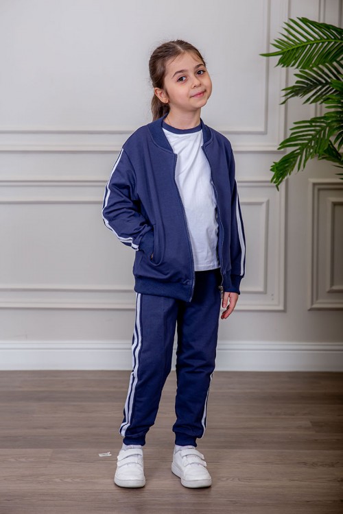 طقم رياضي بناتي مدارس 3 قطع لون كحلي تيشيرت أبيض داخلي و جاكيت ذو أكمام طويلة بسحاب و جيوب من الأمام و بنطلون برباط و زم من الأسفل