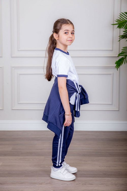 طقم رياضي بناتي مدارس 3 قطع لون كحلي تيشيرت أبيض داخلي و جاكيت ذو أكمام طويلة بسحاب و جيوب من الأمام و بنطلون برباط و زم من الأسفل