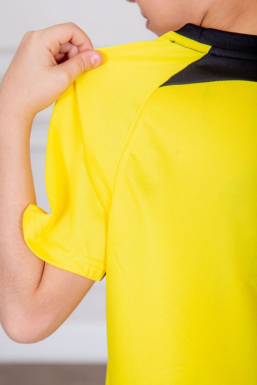 طقم ولادي رياضي قطعتين تيشيرت لون أصفر مقلم باللون الأسود و بنطلون طويل لون أسود مخطط باللون الأصفر من الجانبين و بزم من الأسفل