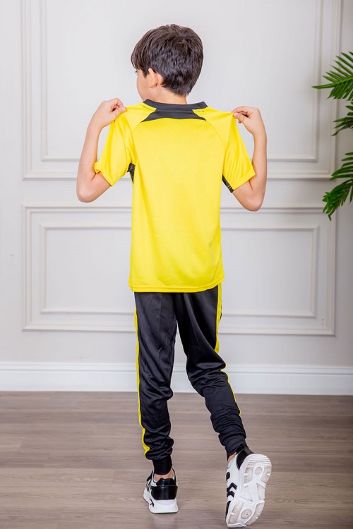 طقم ولادي رياضي قطعتين تيشيرت لون أصفر مقلم باللون الأسود و بنطلون طويل لون أسود مخطط باللون الأصفر من الجانبين و بزم من الأسفل