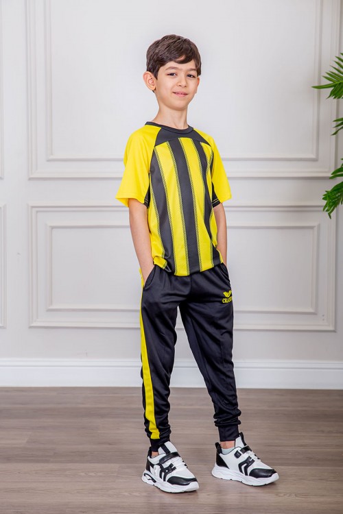 طقم ولادي رياضي قطعتين تيشيرت لون أصفر مقلم باللون الأسود و بنطلون طويل لون أسود مخطط باللون الأصفر من الجانبين و بزم من الأسفل