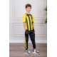 طقم ولادي رياضي قطعتين تيشيرت لون أصفر مقلم باللون الأسود و بنطلون طويل لون أسود مخطط باللون الأصفر من الجانبين و بزم من الأسفل
