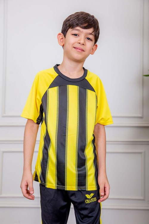 طقم ولادي رياضي قطعتين تيشيرت لون أصفر مقلم باللون الأسود و بنطلون طويل لون أسود مخطط باللون الأصفر من الجانبين و بزم من الأسفل